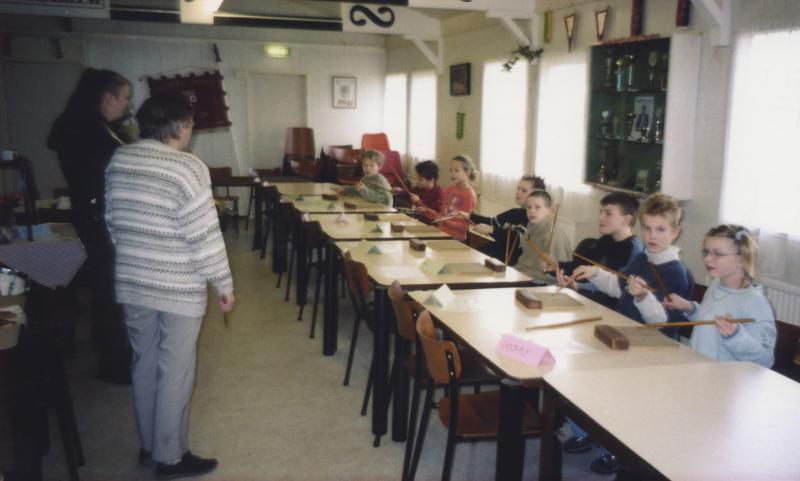 De Kroosduiker leerlingen krijgen proefles bij Drumband De Reef omstreeks 2000. Vrnl Leonie, Ottenhof, mitch Troost, Leo Bloemberg, Niels Duisdecker, Noami de Groot, ?,?